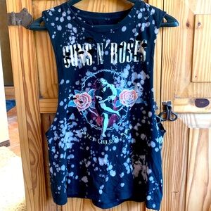 Guns N’ Roses burn out tank